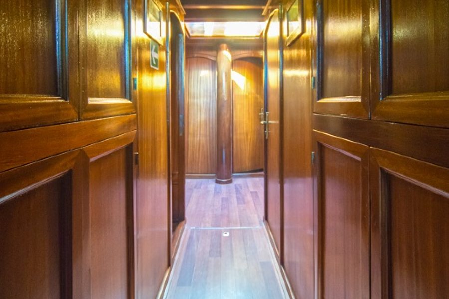 Hallway between the cabins